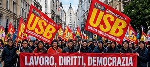 Manifestanti con bandiere sindacali